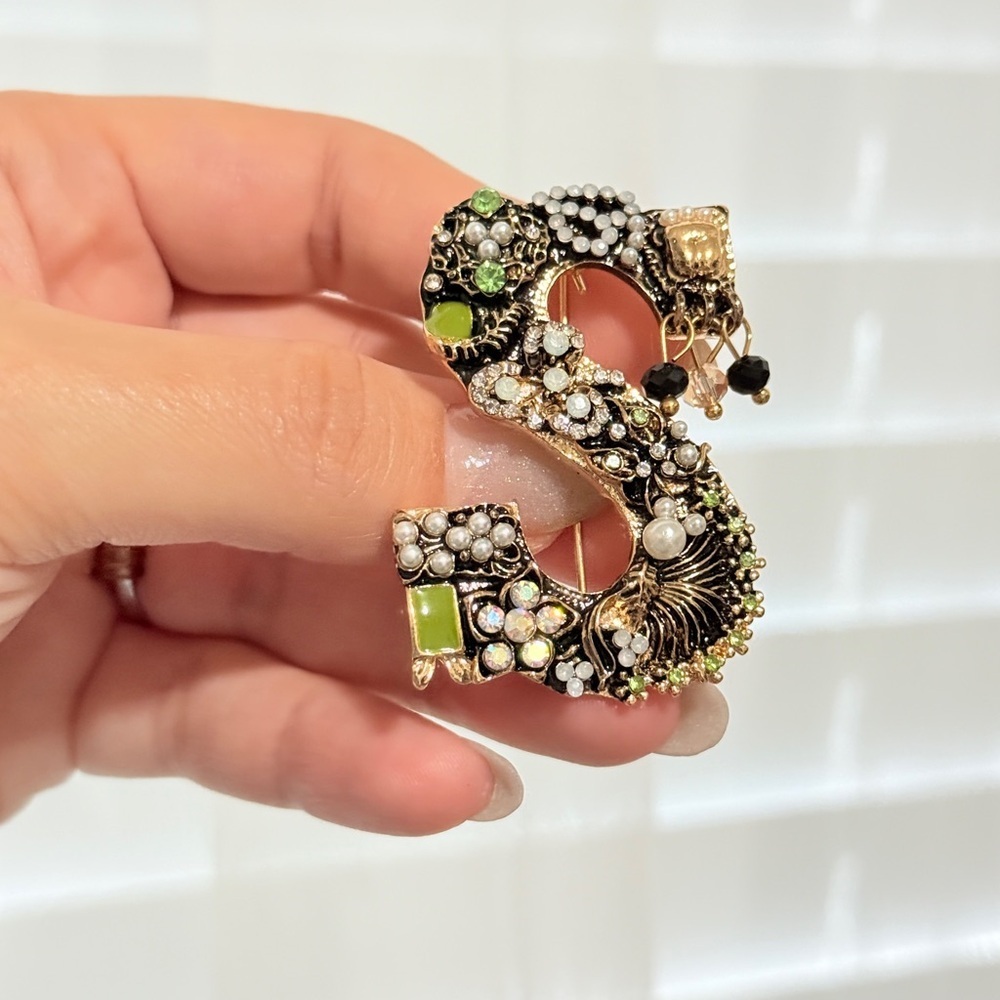 Elegant Gold and Black Brooch with Crystal Accents - Picture 5 of 6